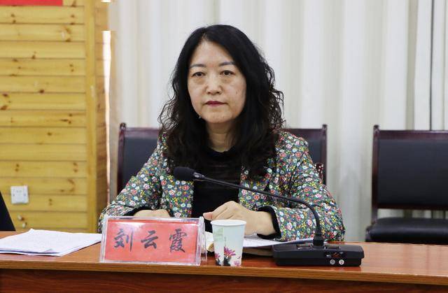 刘云霞代表县委,县政府向为全县抗击新冠肺炎疫情做出积极贡献的企业