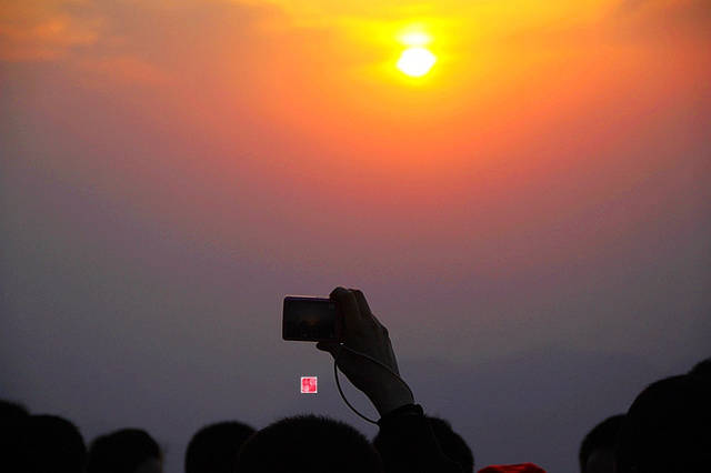 太阳出来的一瞬间,全体哗然,哇……哇……哇…… 日观峰
