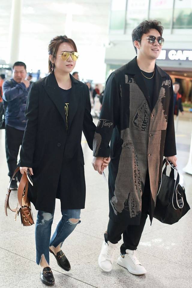 马丽带小11岁丈夫走机场,造型干练似霸总,老公身材高大造型稚嫩