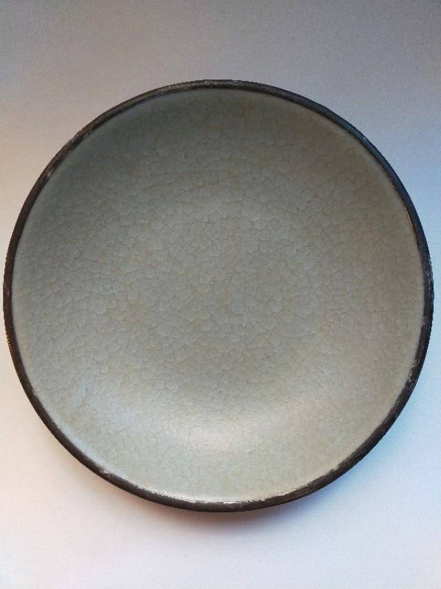 斜开片和鱼鳞纹是汝窑的一个创造,也是汝窑非常重要的外观特征.