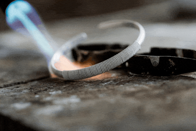 国家非遗工艺做成的"半缕镯",戴在手上温润如月光