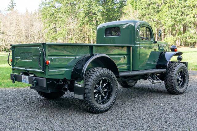 72lv8的暴躁动力这台复古道奇皮卡配凌志真皮座椅38英寸轮胎