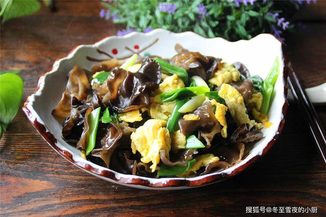 教你木耳炒鸡蛋的小窍门,按照步骤做,木耳不炸锅,鸡蛋鲜嫩可口