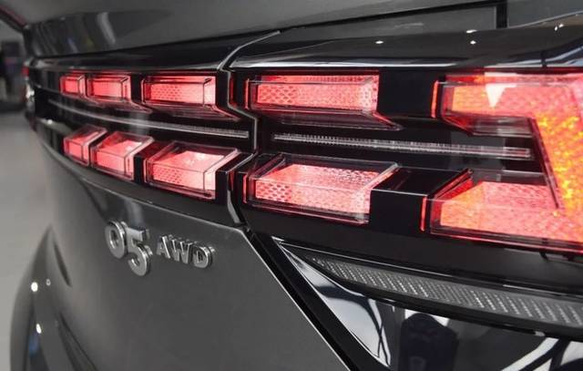 值得一提的是,领克05尾部设计的最大亮点是采用了全新的尾灯组,并采用