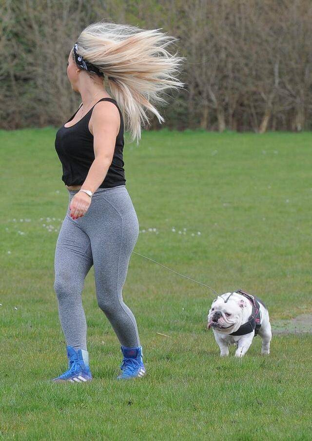 女星丹妮尔·梅森现身伦敦遛狗,她有着特别的魅力