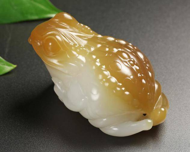 和田玉糖白玉浑然天成的美感，价格涨得太快，一不小心就涨成了天价！_