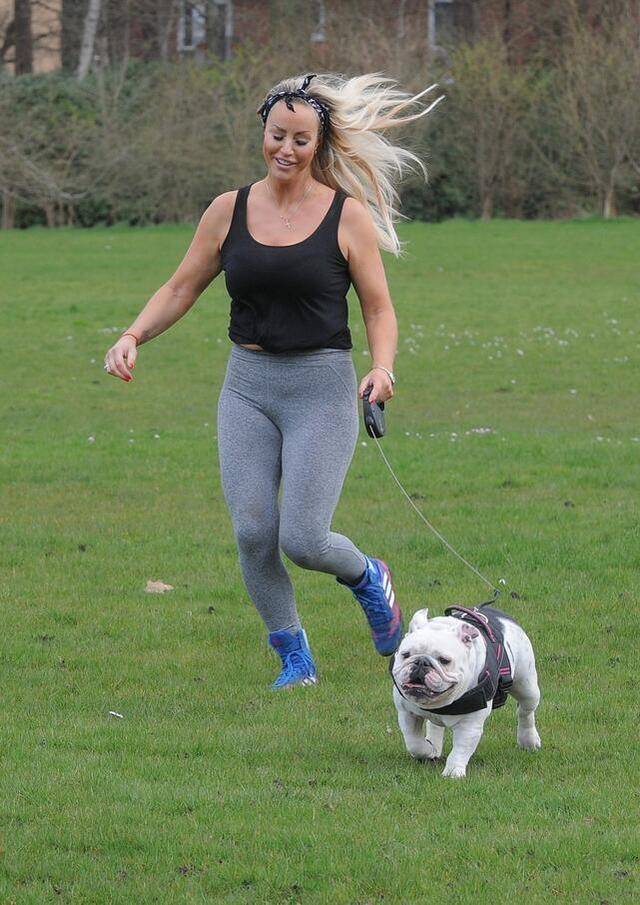 女星丹妮尔·梅森现身伦敦遛狗,她有着特别的魅力