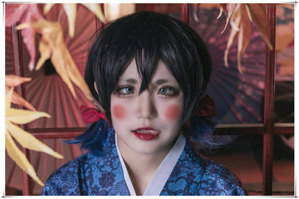 冲出次元的伊之助cos,小哥哥穿肌肉衣,美女以高难度动作取胜