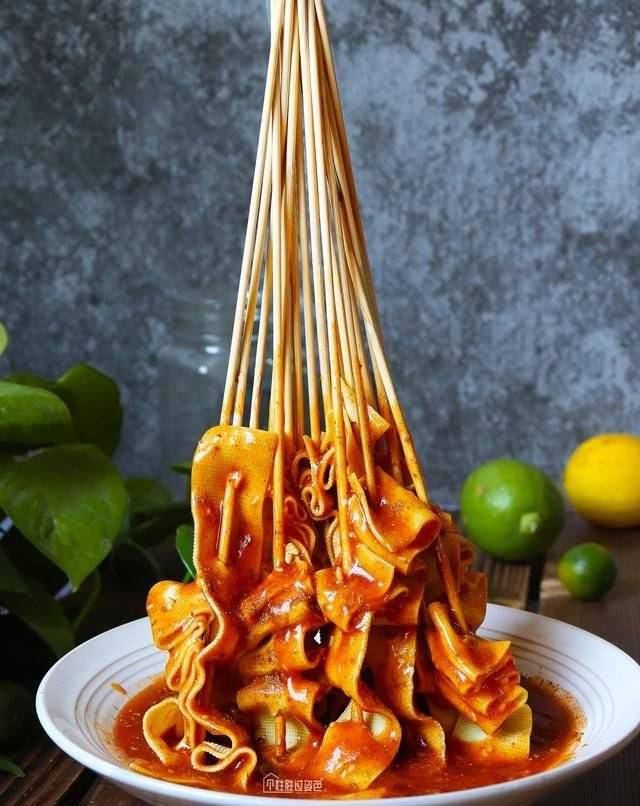 小时候学校门口卖的涮豆皮怎么做的?