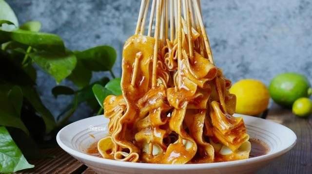 小时候学校门口卖的涮豆皮怎么做的?