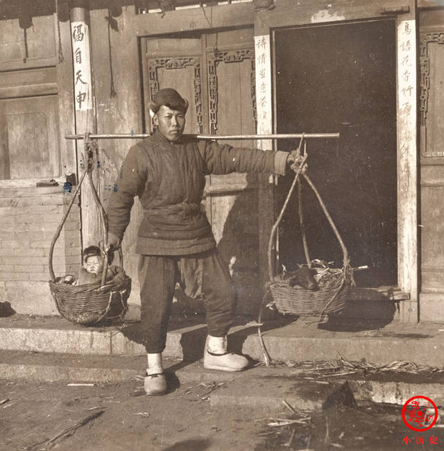 清朝末年老照片:日俄战争时期辽宁的社会生活,街头挂膏药旗