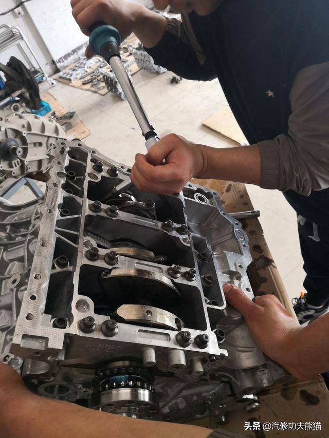 安装原厂全新油底壳,同时装好油位传感器.