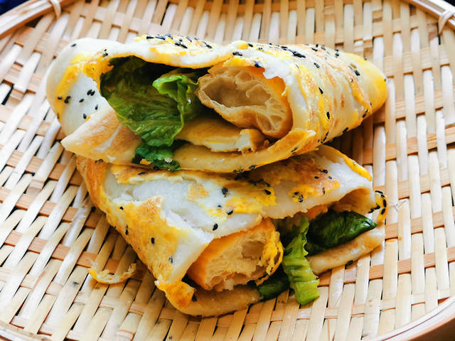 手把手教你在家自制煎饼馃子,做法简单不费时,小白也能轻松做!