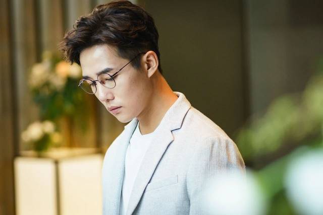 原创没被《猎狐》的郝小强洗脑,却被"无趣"的章涛圈了粉