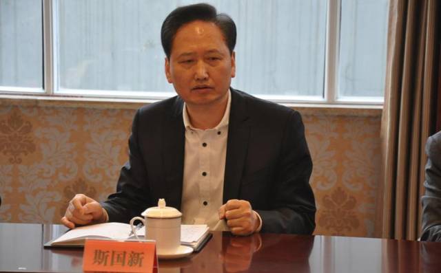 区委组织部部委成员,干部科科长徐光伟主持会议并宣读任免文件