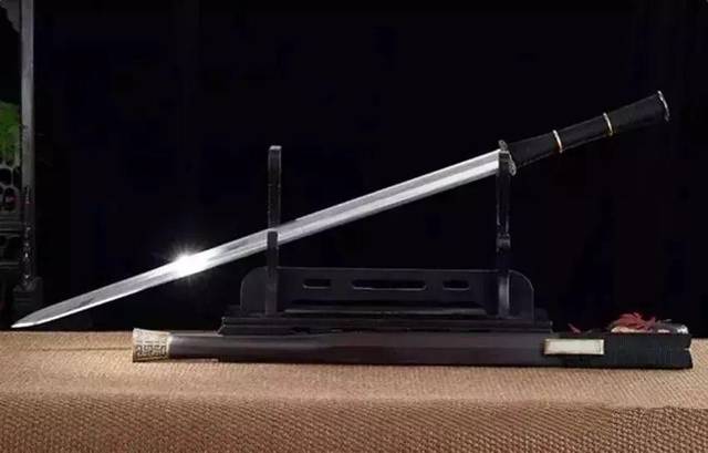 清朝的军用刀,相比起现在的武术刀剑,是较窄和直,没有特别阔大的刀头