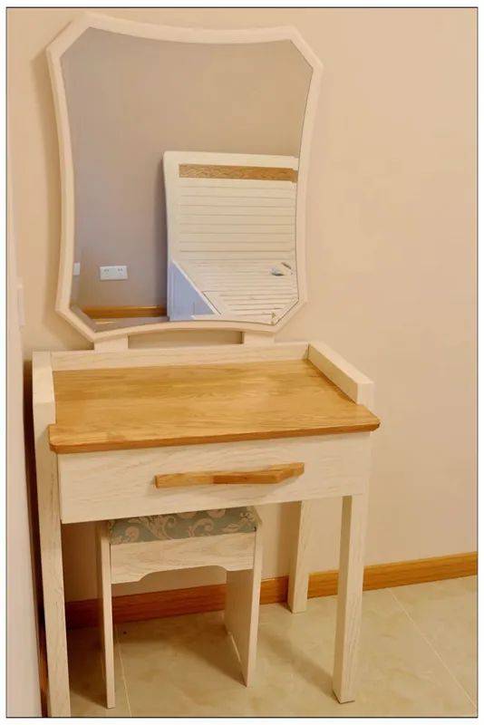 再让木工师傅给打造一个梳妆台,这样的卧室也就完美了.