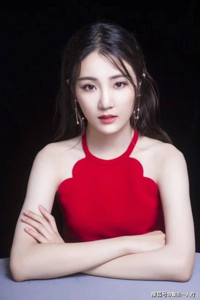 张可盈现在21岁了,两度高考,一次考入香港演艺学院戏剧,之后又决定