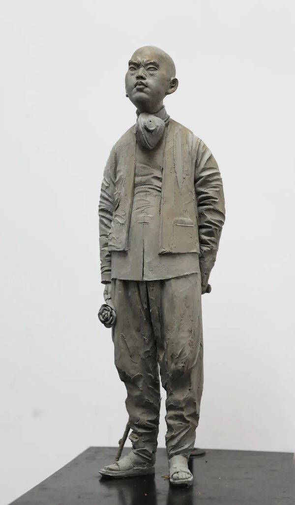 吕品昌《遥祭英雄》2020年,雕塑/泥