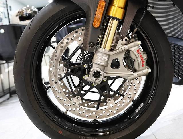 双330mm浮动碟配brembo m50一体式四活塞放射式卡钳的前制动.