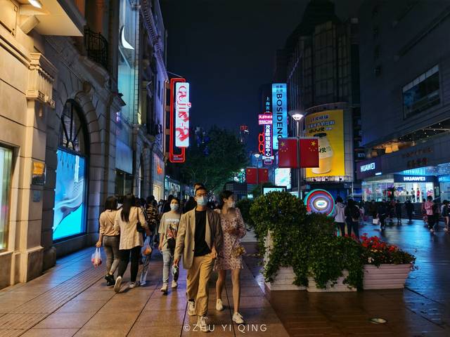 實拍五一小長假上海南京路夜景,人潮洶湧,與往年情況無異