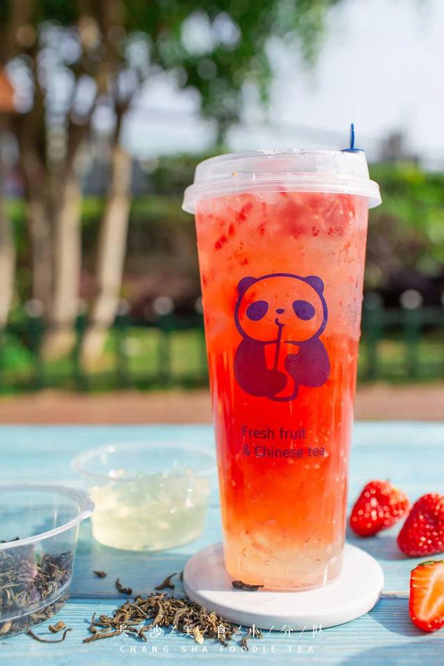 与中层沁爽的冰沙完美融合,再猛吸一口,葡萄"多肉"在齿间迸发出汁来