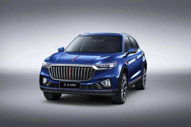 红旗e-hs3采用家族直瀑式格栅设计,显得车辆更加灵动有活力.