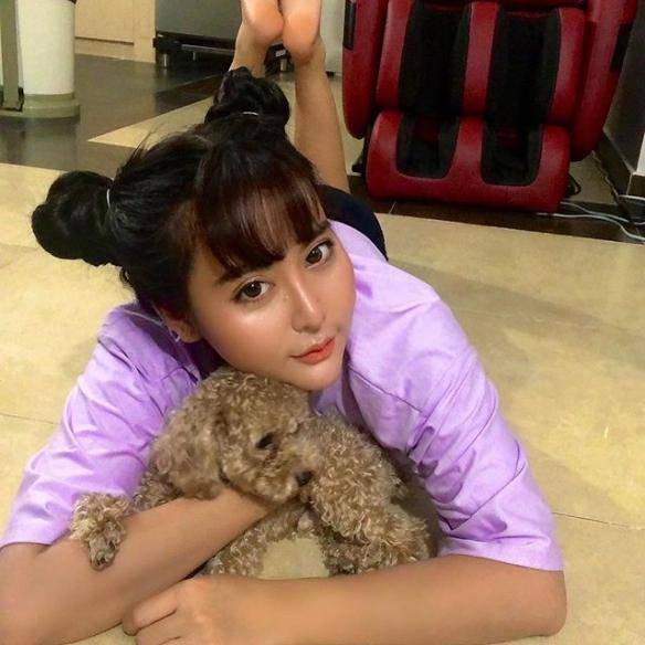 越南巨亮车灯妹pongkyubi因穿着大胆引网友斥责