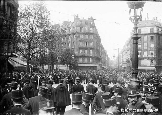老照片 1920年法国巴黎的五一劳动节 工人走上街头 遭到警察镇压