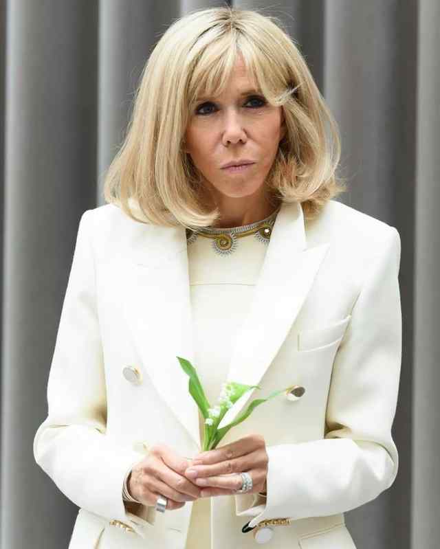 法国总统终于带大25岁娇妻现身!67岁布丽吉特光顾着美就不戴口罩