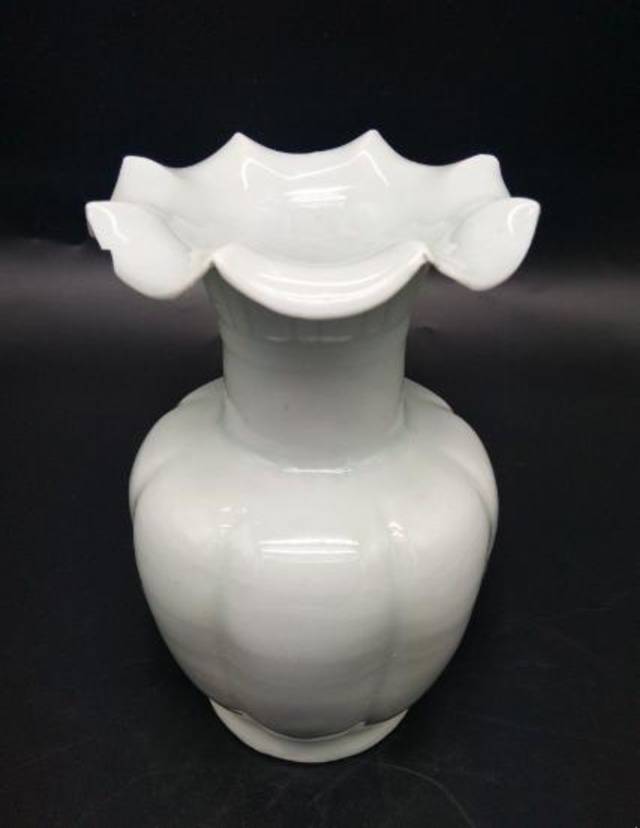 宋湖田窑青釉瓜凌花口瓶