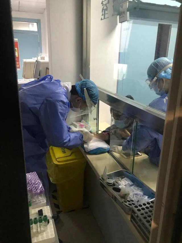 发热门诊工作人员正在为急症发热患者抽血检测新冠病毒抗体