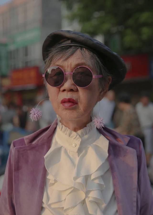 少女摄影师"改造" 82 岁奶奶,逛早市却走出 t 台气势!_手机搜狐网
