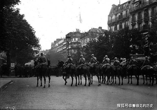 老照片 1920年法国巴黎的五一劳动节 工人走上街头 遭到警察镇压