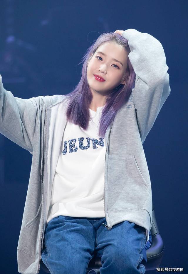 iu李知恩舞台solo, 一身浅色穿搭太显气质, 甜美动人_手机搜狐网