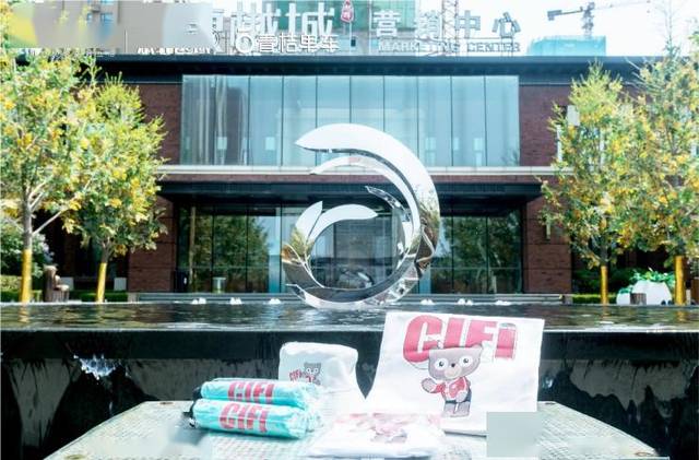 东北旭辉吉祥物小旭形象定制的出行礼包,内含:小旭帆布包,小旭运动t恤