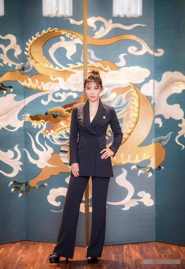 黄奕现身活动,粉裙配丸子头气质减龄,网友:美到骨子里