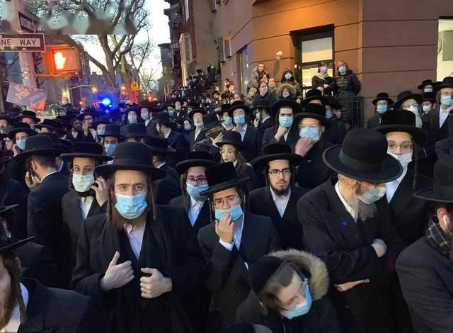 成千上万"黑西装黑礼帽"涌上街头, 一场犹太人的葬礼,震撼了纽约.