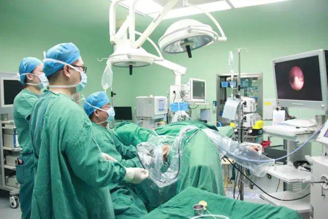 扭转后造成睾丸的血液供应受到影响 引起疼痛等不适,甚至整个睾丸坏死