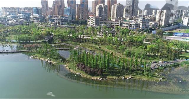 位于遂宁城市南片区,通善大桥和涪江五桥之间,与圣平岛隔江呼应,处于