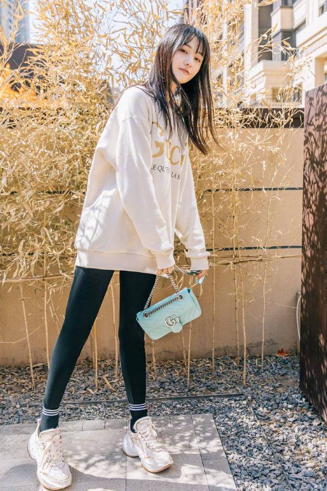 郑爽终于找回状态,穿4130元短衬衫露肚脐,搭配工装裤走出超模范