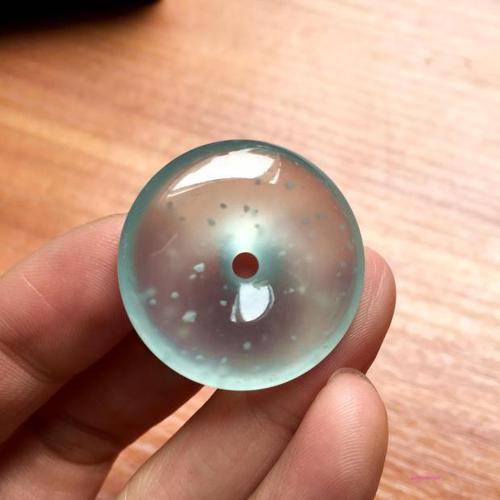 何为玻璃种似玻璃水晶那样清亮晶莹透明的翡翠被称为玻璃种翡翠