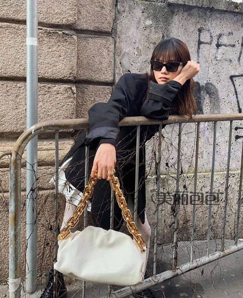 白色羊皮bv粗链条云朵包街拍秀