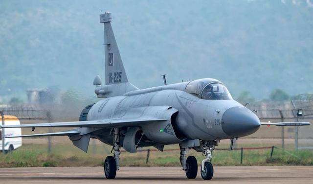 甚至表达了乌克兰或将买数十架枭龙战机的想法,难道枭龙战机即将出口