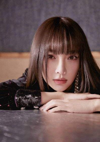 李小璐穿网红亮片裙,直播四小时就赚2kw,贾乃亮真的忍心?