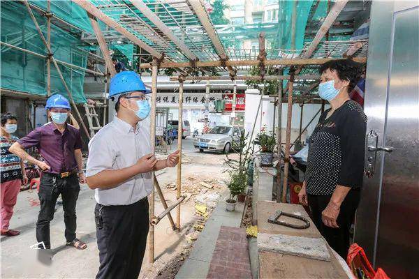 卢志能在工地现场,提醒居民出入注意安全.珠江时报实习生/廖明璨 摄