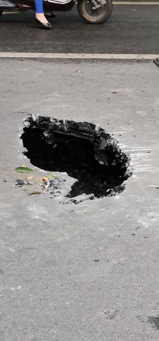桂林清风路非机动车道出现地陷 现场拉起警戒线_手机搜狐网