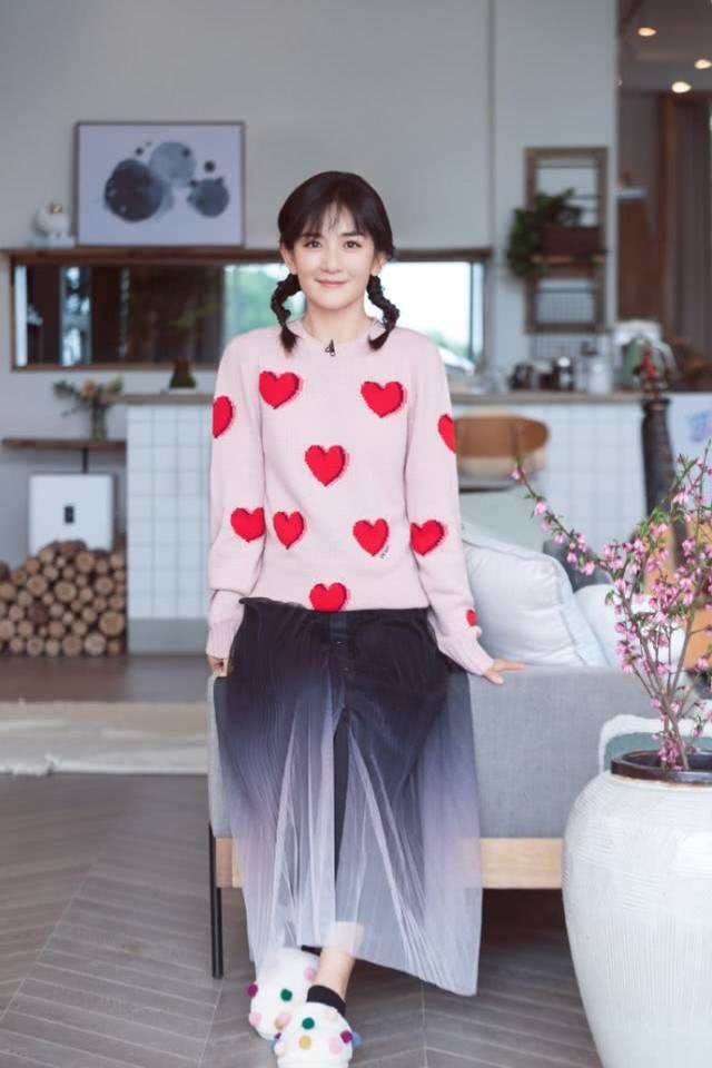 谢娜工作室晒美照,扎双麻花辫小清新范儿,弹吉他笑容温暖甜美!