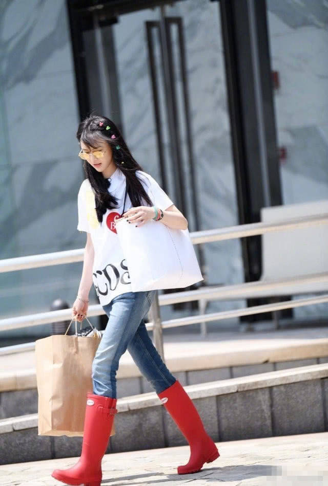 而细看之下,郑爽的手上还涂抹着黑色的指甲油,特别有女人味.