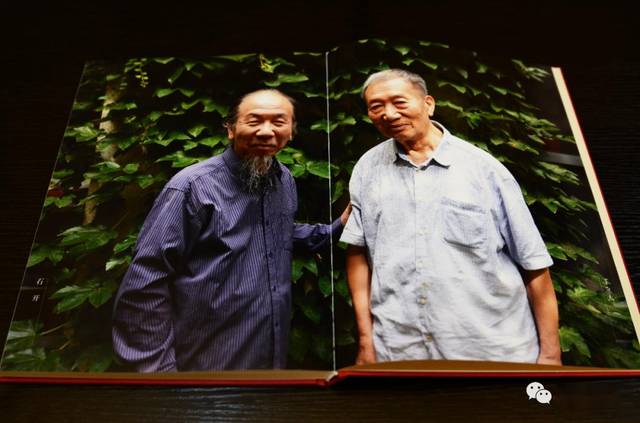 祝贺两位大家合作出版《丁立人印钮·石开篆刻》，石开先生签名、题斋号